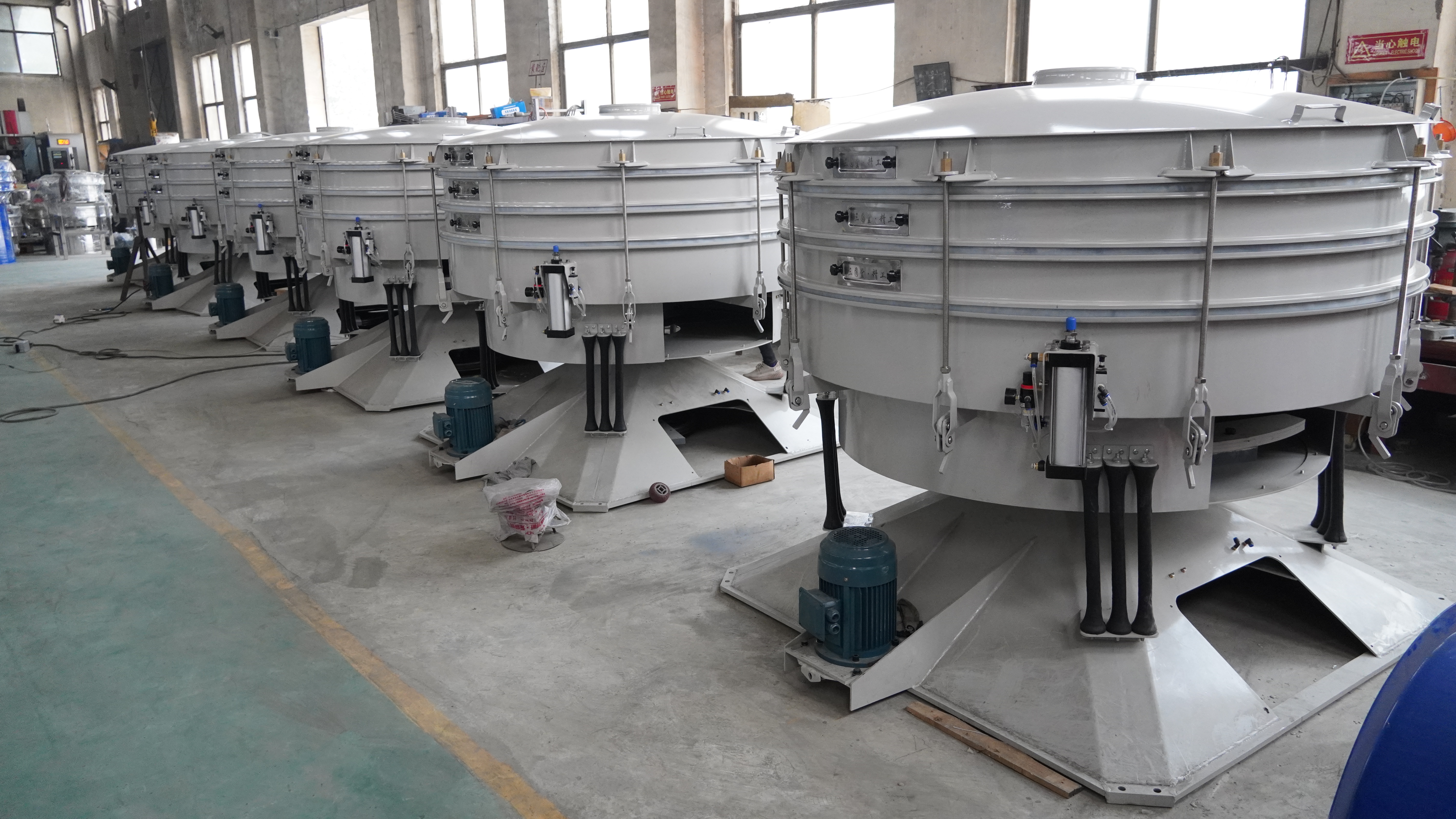 Tumbler screening machine is widely used in the battery cathode material industry